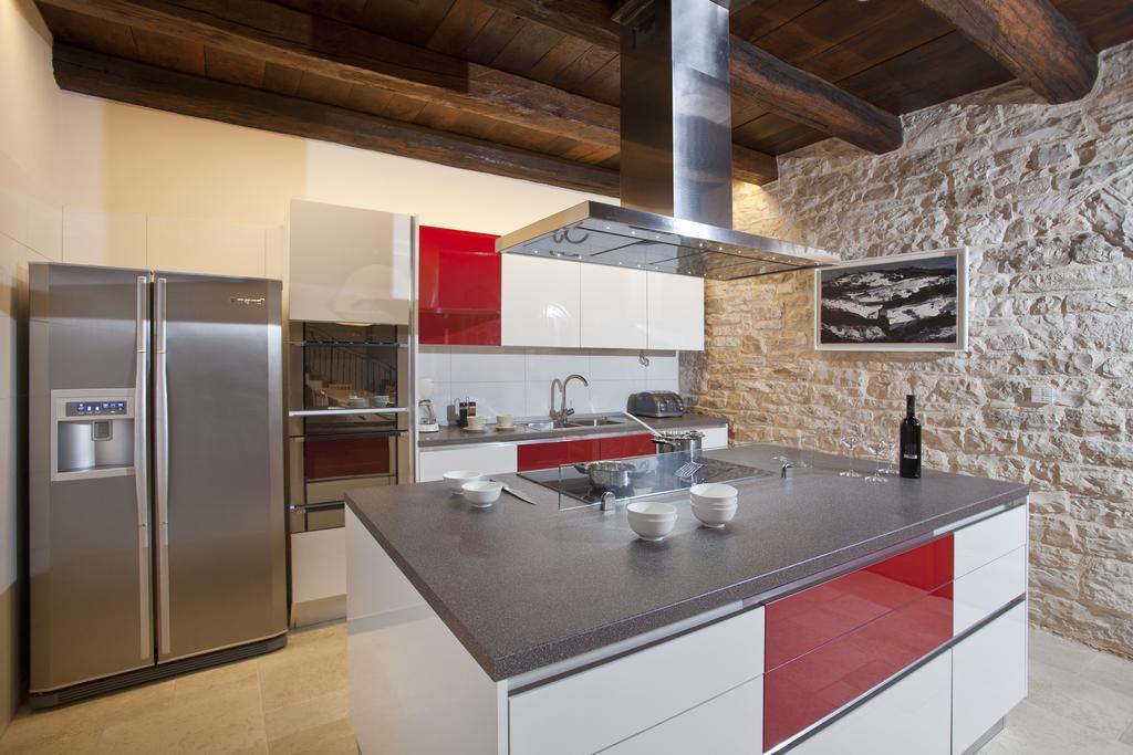 Villa Poropati, Groznjan, Istria - Luxury Countryside Estate For Up To 19 Persons - Large Pool Of 80M2 With Kids Section ภายนอก รูปภาพ