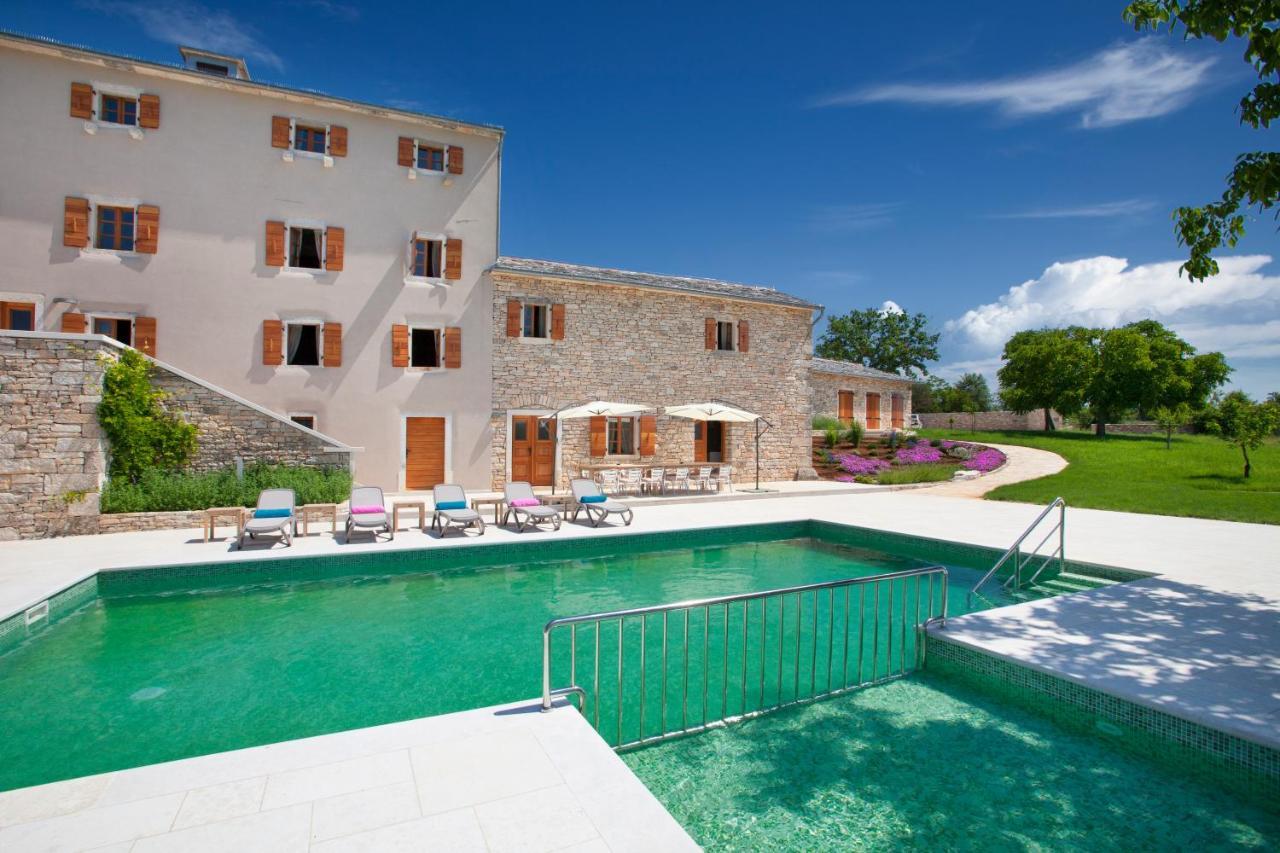 Villa Poropati, Groznjan, Istria - Luxury Countryside Estate For Up To 19 Persons - Large Pool Of 80M2 With Kids Section ภายนอก รูปภาพ