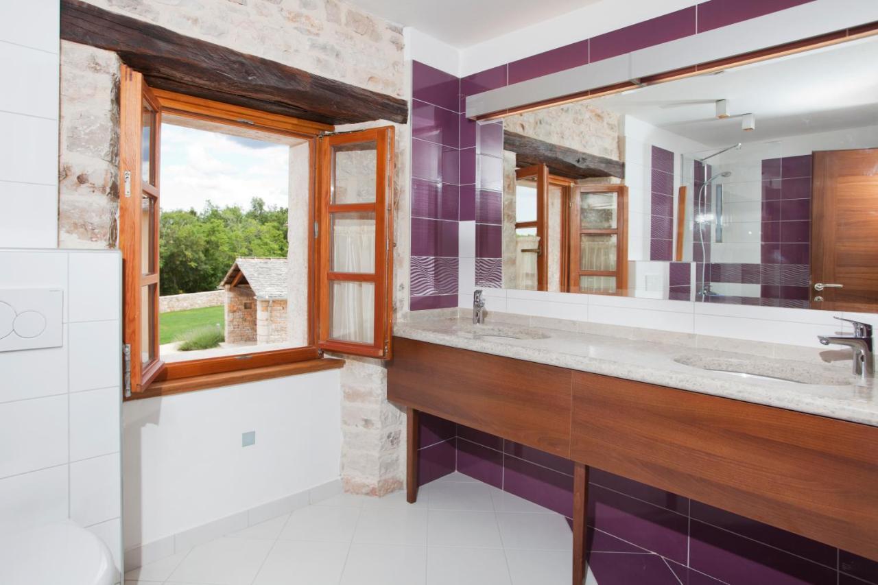 Villa Poropati, Groznjan, Istria - Luxury Countryside Estate For Up To 19 Persons - Large Pool Of 80M2 With Kids Section ภายนอก รูปภาพ